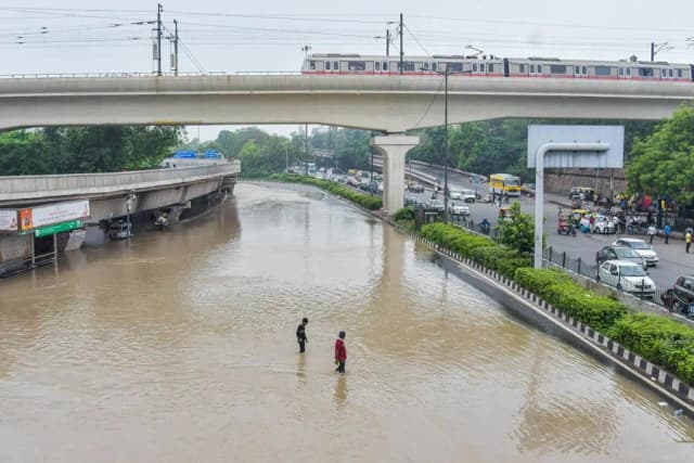 Flood Fears Mount as Yamuna Crosses Danger Level, Gurugram Shuts Down 